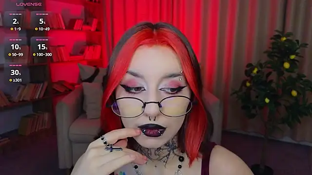 Snapshot of Mistress__Marcelline chatting on 05/07/26, 01:55 Mistress Marcelline online show from 05/07/26, 01:55