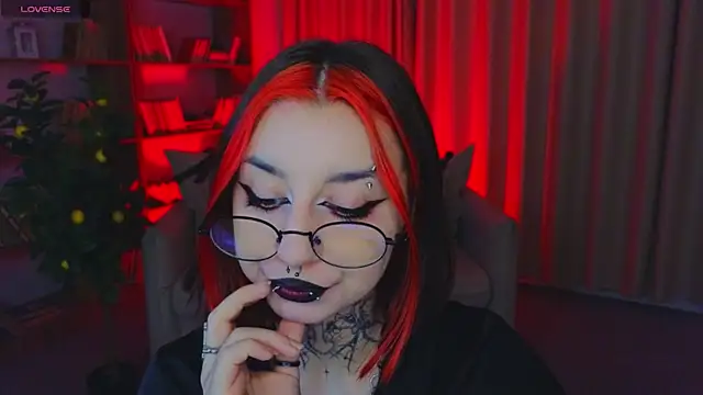 Snapshot of Mistress__Marcelline chatting on 05/19/26, 01:22 Mistress Marcelline online show from 05/19/26, 01:22