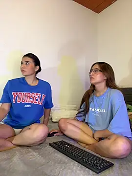 Snapshot of roxanne_03 chatting on 10/22/25, 04:24 roxanne 03 online show from 10/22/25, 04:24