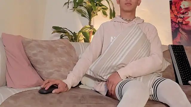 LoganTwink18 online show from 02/13/26, 01:18