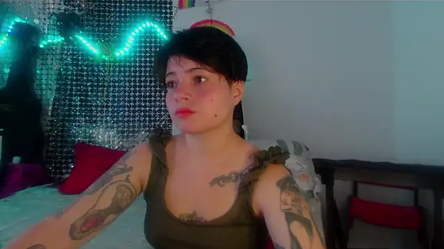 Snapshot of Mitsuha_gate chatting on 10/24/25, 02:46 Mitsuha gate online show from 10/24/25, 02:46