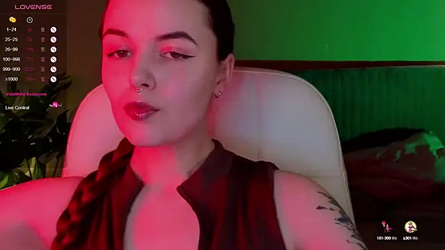 Snapshot of BellaDevile_ chatting on 10/05/25, 07:28 BellaDevile online show from 10/05/25, 07:28