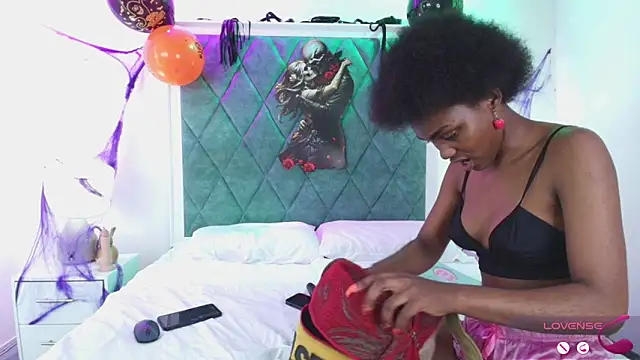 Snapshot of Asha_zuri_and_adam chatting on 10/30/25, 12:39 Asha zuri and adam online show from 10/30/25, 12:39