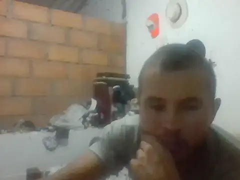 Snapshot of santiii___12 chatting on 12/19/25, 03:35 santiii 12 online show from 12/19/25, 03:35