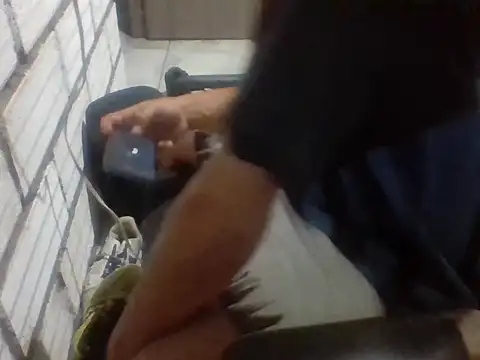 Snapshot of santiii___12 chatting on 12/19/25, 11:23 santiii 12 online show from 12/19/25, 11:23