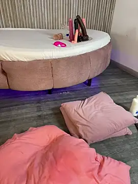 Saracooper   online show from 04/11/26, 07:45