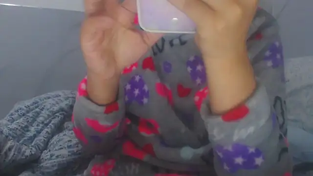 Snapshot of sabrina_v_ chatting on 11/29/25, 04:10 sabrina v online show from 11/29/25, 04:10