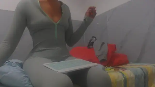 Snapshot of sabrina_v_ chatting on 12/15/25, 09:41 sabrina v online show from 12/15/25, 09:41