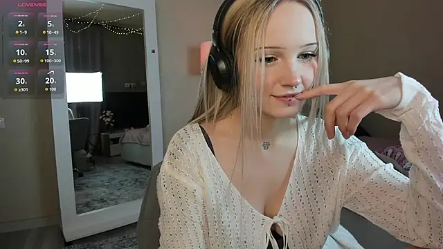 Snapshot of softlyblessed chatting on 11/17/25, 01:39 softlyblessed online show from 11/17/25, 01:39