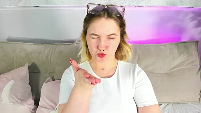 Julia Jips online show from 09/18/25, 08:05