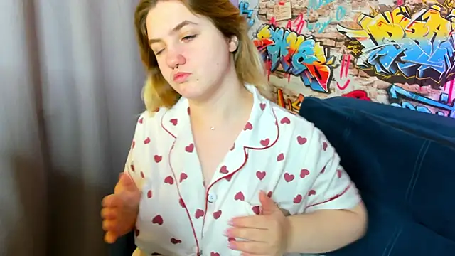 Julia Jips online show from 10/15/25, 01:06