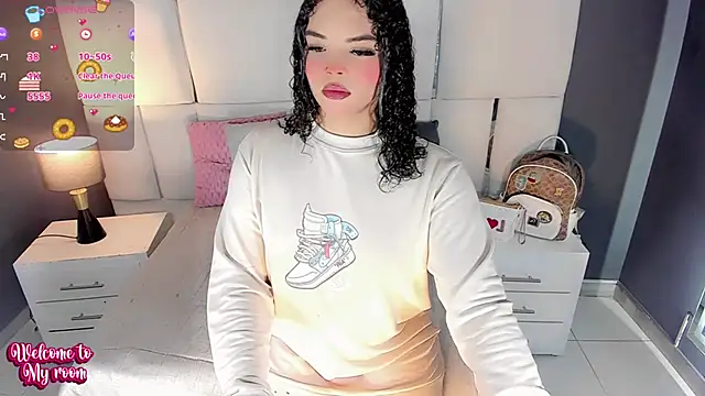 LiaFernandaa online show from 11/11/25, 01:11