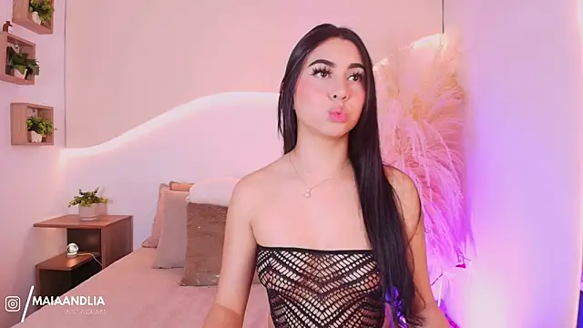 maia lia  online show from 09/19/25, 10:10