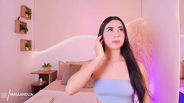 maia lia  online show from 10/06/25, 06:27