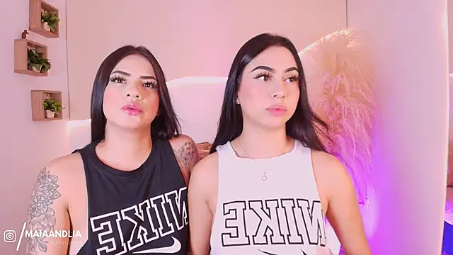 maia lia  online show from 10/07/25, 11:46