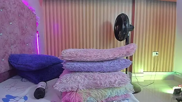 violet taylor  online show from 09/29/25, 02:27