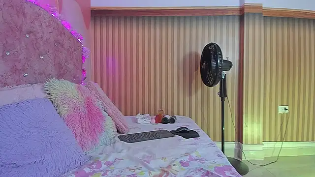 violet taylor  online show from 10/01/25, 02:28