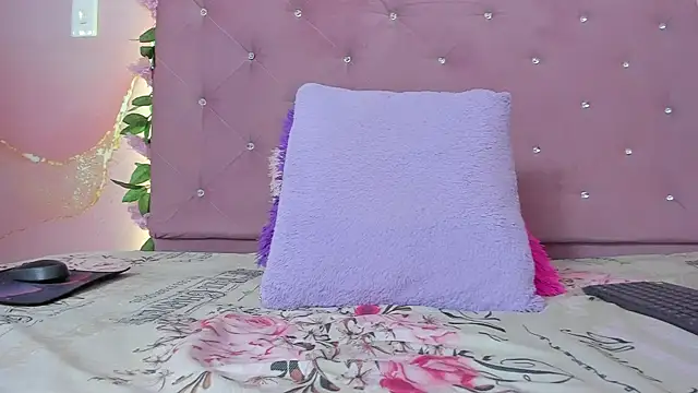violet taylor  online show from 04/28/26, 02:21