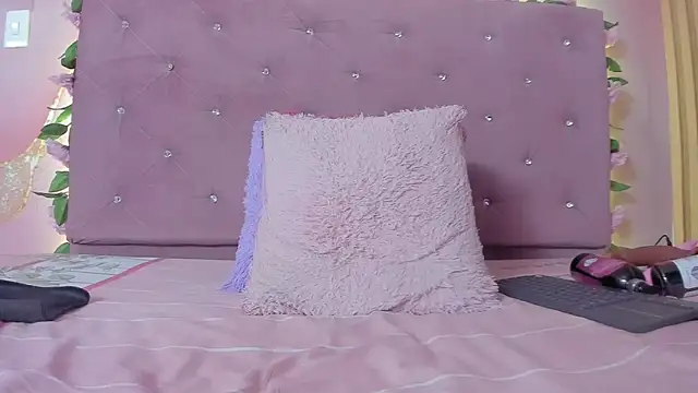 Snapshot of violet_taylor_ chatting on 07/15/26, 02:28 violet taylor online show from 07/15/26, 02:28