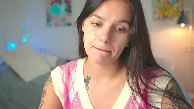 Snapshot of EwelynScott chatting on 10/14/25, 01:34 EwelynScott online show from 10/14/25, 01:34