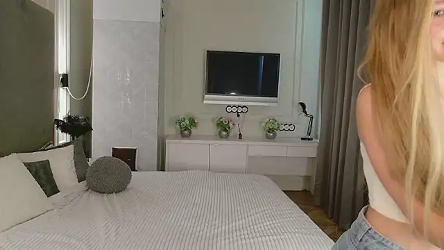 Snapshot of milaa_sun chatting on 06/26/26, 04:06 milaa sun online show from 06/26/26, 04:06