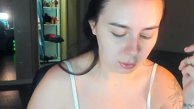 Snapshot of Di_na_Bell chatting on 07/20/26, 10:39 Di na Bell online show from 07/20/26, 10:39