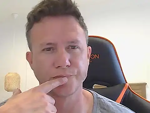 Snapshot of TroyDieselXXX chatting on 10/20/25, 06:36 TroyDieselXXX online show from 10/20/25, 06:36