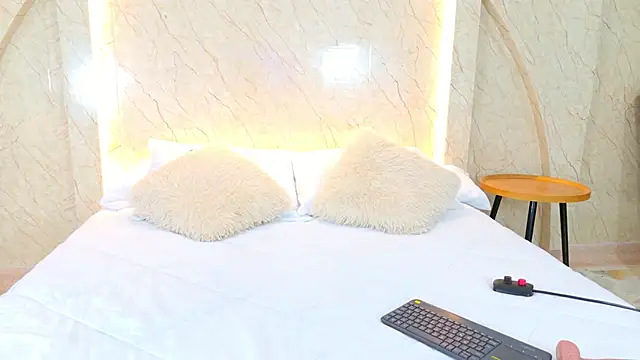 AbrilPeach online show from 03/06/26, 05:04