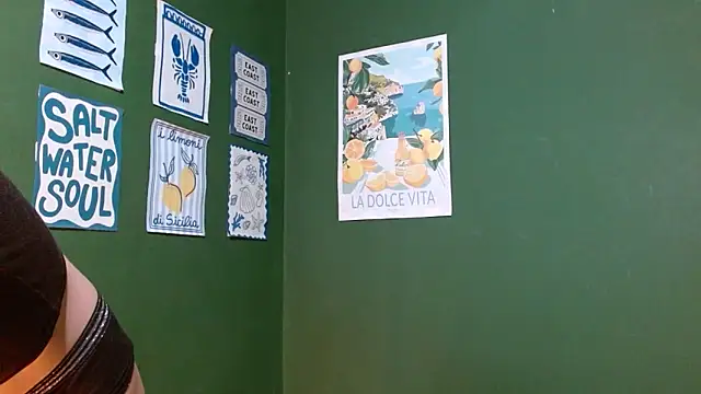 Roxiehood online show from 10/31/25, 02:23