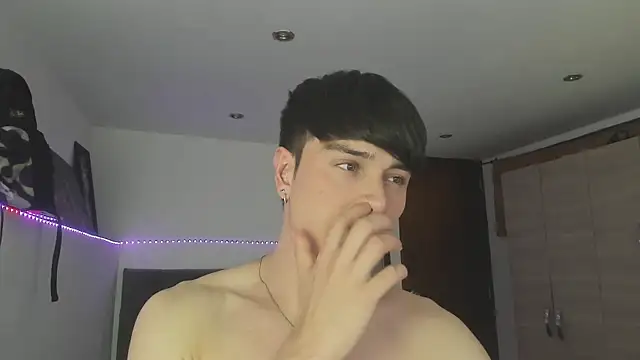 Snapshot of stevve_14 chatting on 10/21/25, 01:50 stevve 14 online show from 10/21/25, 01:50