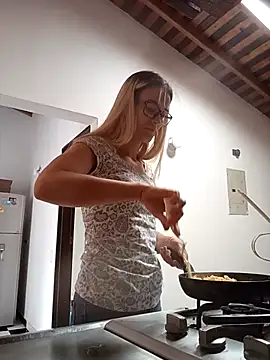 Mariam Arango online show from 10/27/25, 03:16