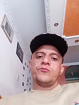 Snapshot of leon8013A chatting on 10/30/25, 04:19 leon8013A online show from 10/30/25, 04:19