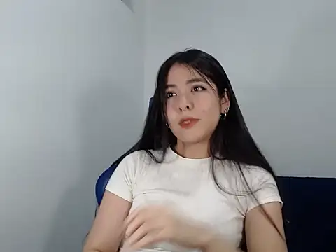 Snapshot of EloiseJun chatting on 11/11/25, 03:28 EloiseJun online show from 11/11/25, 03:28