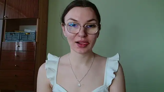 LooveELLYx online show from 02/09/26, 07:56