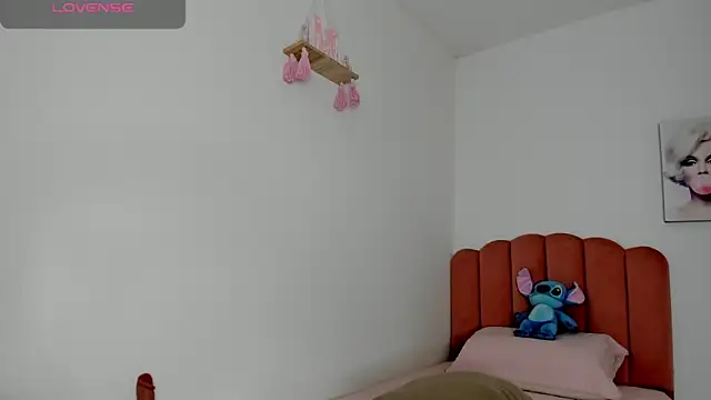 Snapshot of julieth_sanzz chatting on 05/29/26, 02:04 julieth sanzz online show from 05/29/26, 02:04