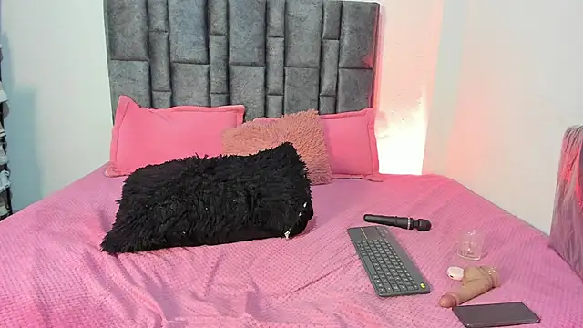 Snapshot of Esmeraldaa- chatting on 06/02/26, 11:01 Esmeraldaa- online show from 06/02/26, 11:01
