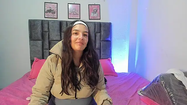 Snapshot of Esmeraldaa- chatting on 06/03/26, 10:48 Esmeraldaa- online show from 06/03/26, 10:48