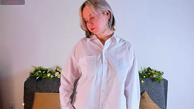 Snapshot of girlllsooft chatting on 09/22/25, 04:20 girlllsooft online show from 09/22/25, 04:20