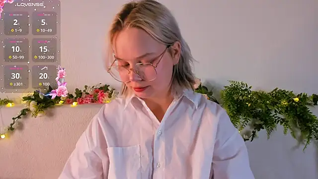 Snapshot of girlllsooft chatting on 10/03/25, 05:32 girlllsooft online show from 10/03/25, 05:32