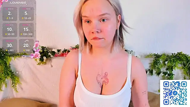 Snapshot of girlllsooft chatting on 10/04/25, 05:00 girlllsooft online show from 10/04/25, 05:00