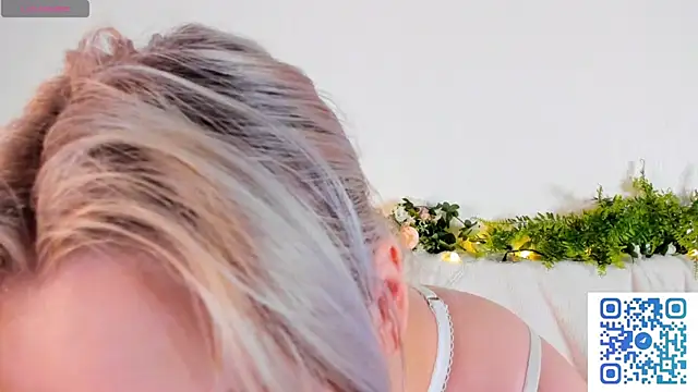 Snapshot of girlllsooft chatting on 10/05/25, 05:11 girlllsooft online show from 10/05/25, 05:11