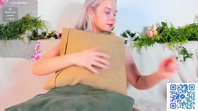 Snapshot of girlllsooft chatting on 10/09/25, 06:17 girlllsooft online show from 10/09/25, 06:17