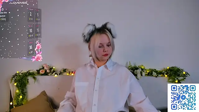 Snapshot of girlllsooft chatting on 10/23/25, 01:10 girlllsooft online show from 10/23/25, 01:10