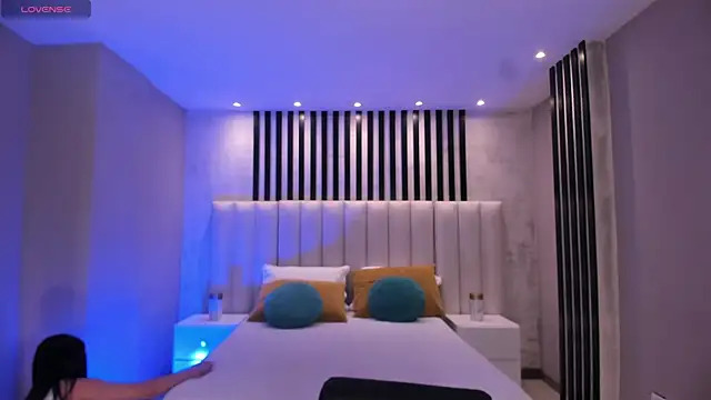 IsabellaMoreau online show from 10/30/25, 07:47