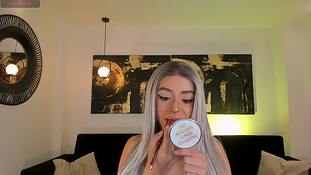 IsabellaMoreau online show from 12/17/25, 08:37