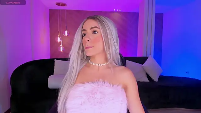 IsabellaMoreau online show from 04/15/26, 08:09