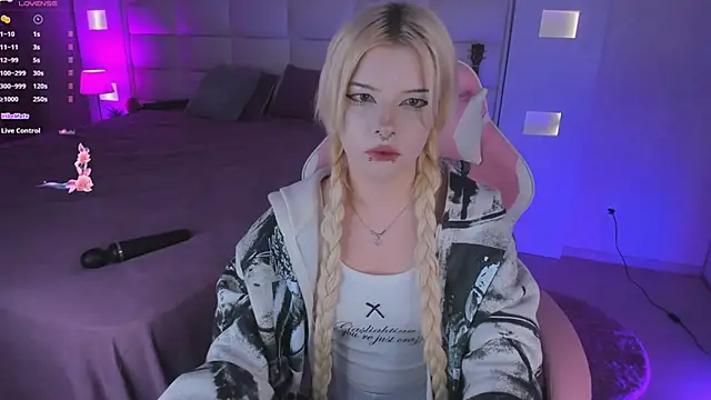 Cuddly Kitten online show from 09/24/25, 10:24