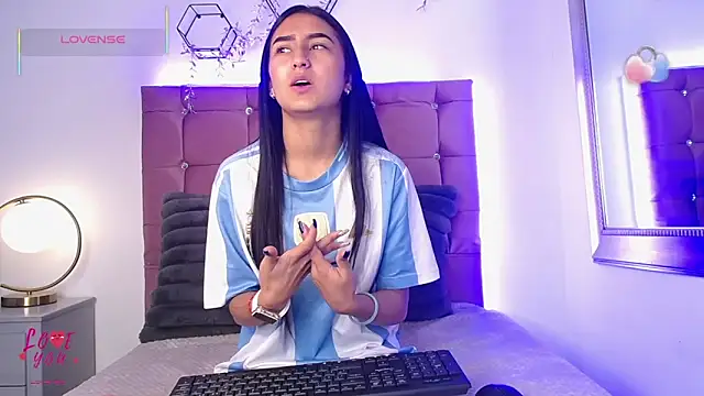 Snapshot of _helen_teen__ chatting on 09/29/25, 01:38  helen teen   online show from 09/29/25, 01:38