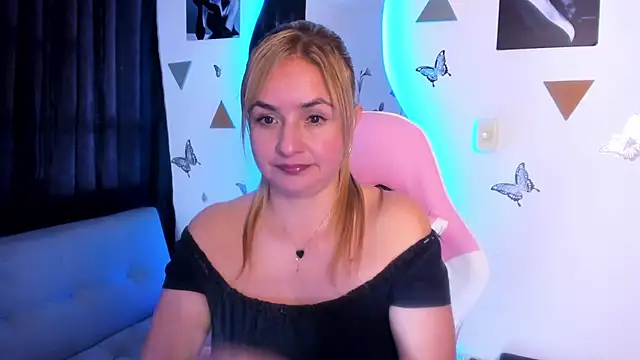 luciamature  online show from 12/01/25, 08:47