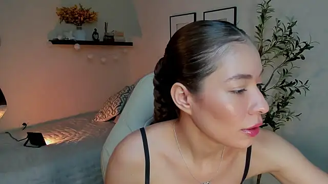 Snapshot of isabella-garcia- chatting on 04/16/26, 02:45 isabella-garcia- online show from 04/16/26, 02:45